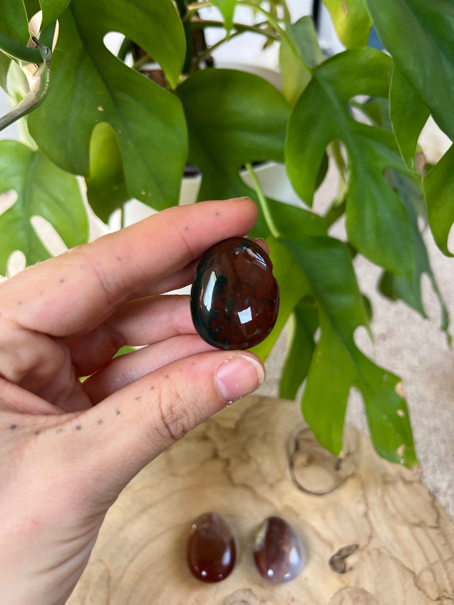 Sardonyx Trommelstein gebohrt