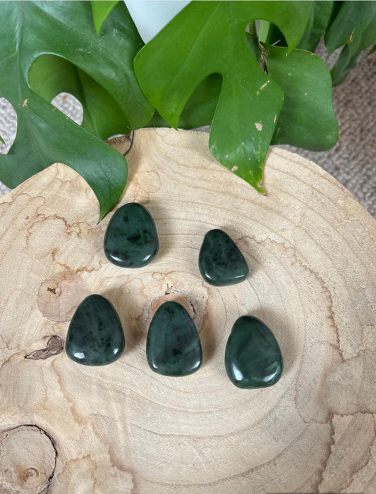 Nephrit Jade Trommlestein gebohrt