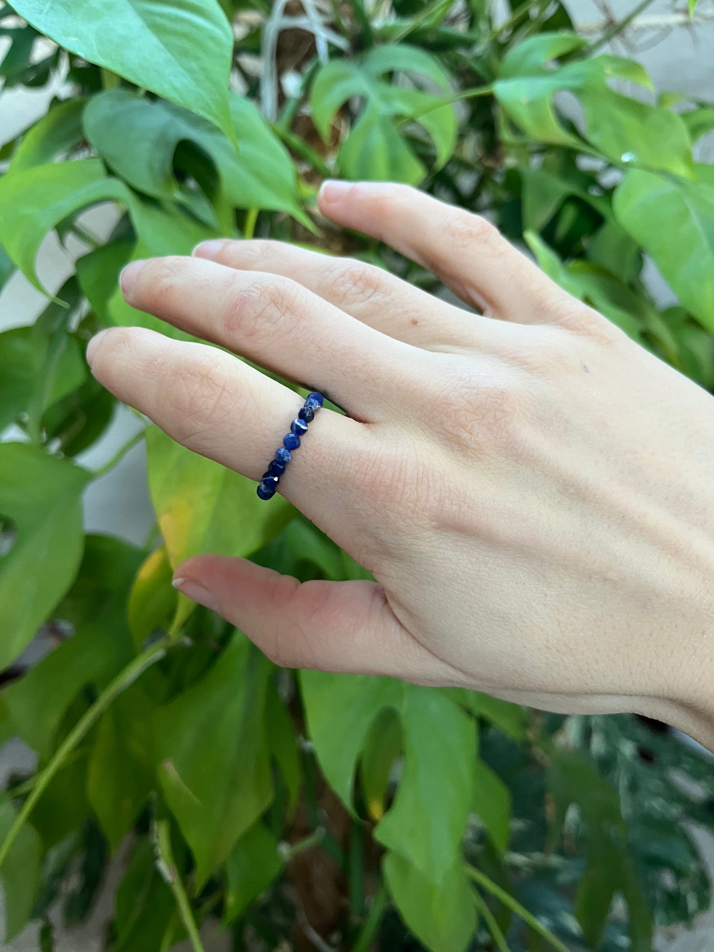 Sodalith A Qualität Facettiertt Ring elastisch - 3mm Kugeln