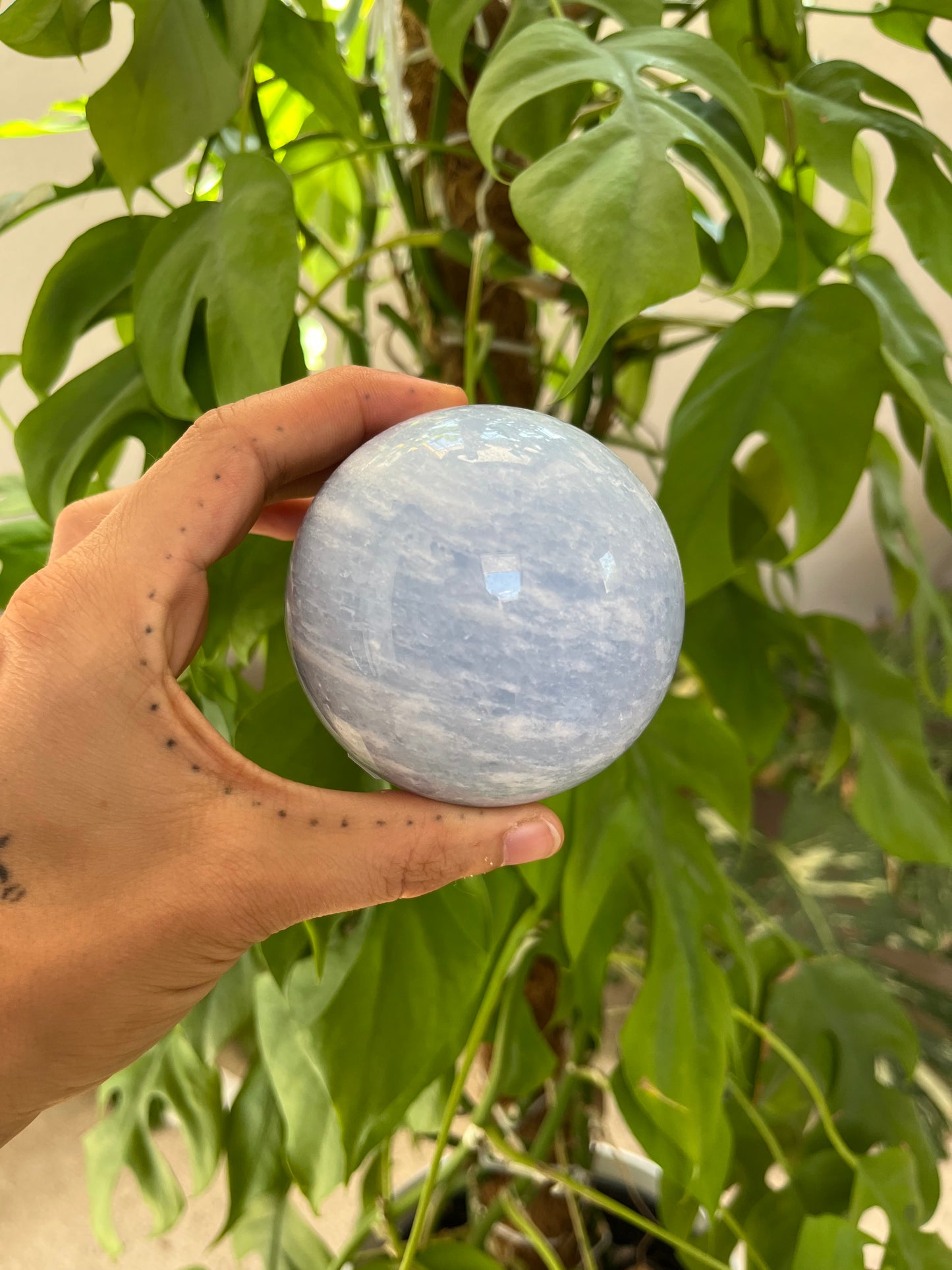 Blaue Calcit Kugel 7,1 cm – Edelstein für Ruhe & Klarheit