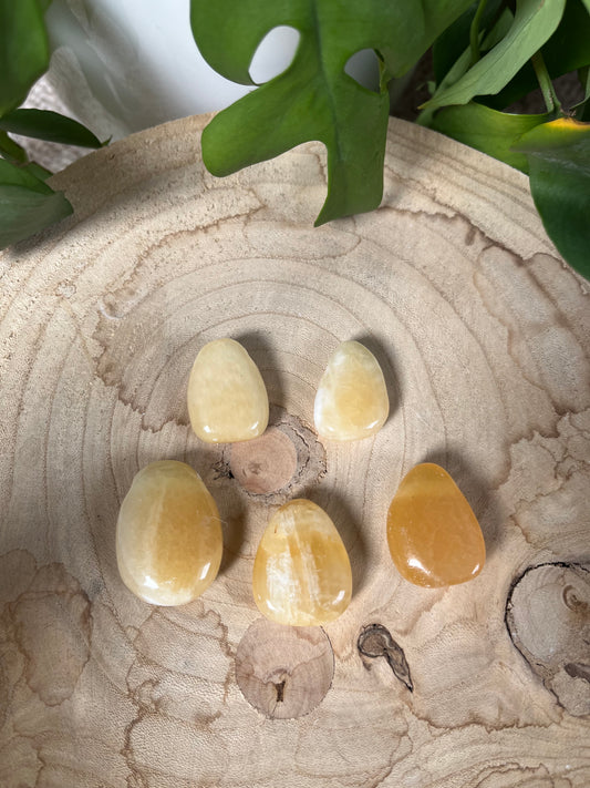 Orangen Calcit Trommelstein gebohrt