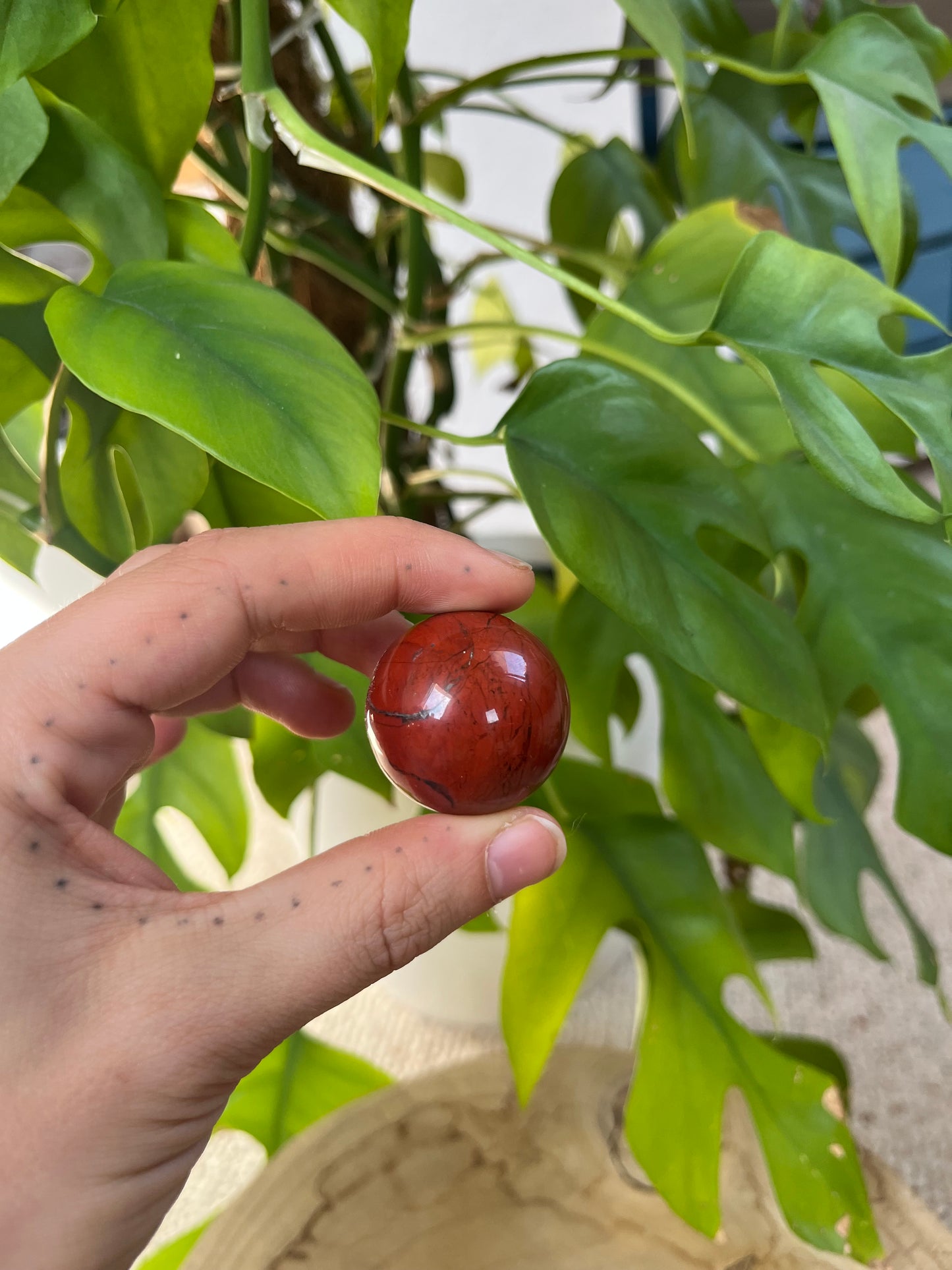 Roter Jaspis - kleine Edelsteinkugel