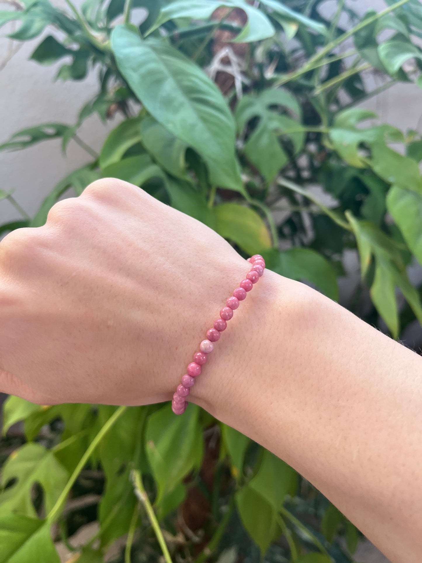 Rhodonit Kugelarmband 4& 6 mm – Edelstein Schmuck für Mitgefühl & Balance