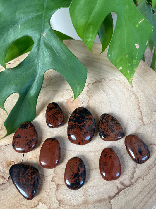 Mahagoni-Obsidian Trommmelstein gebohrt