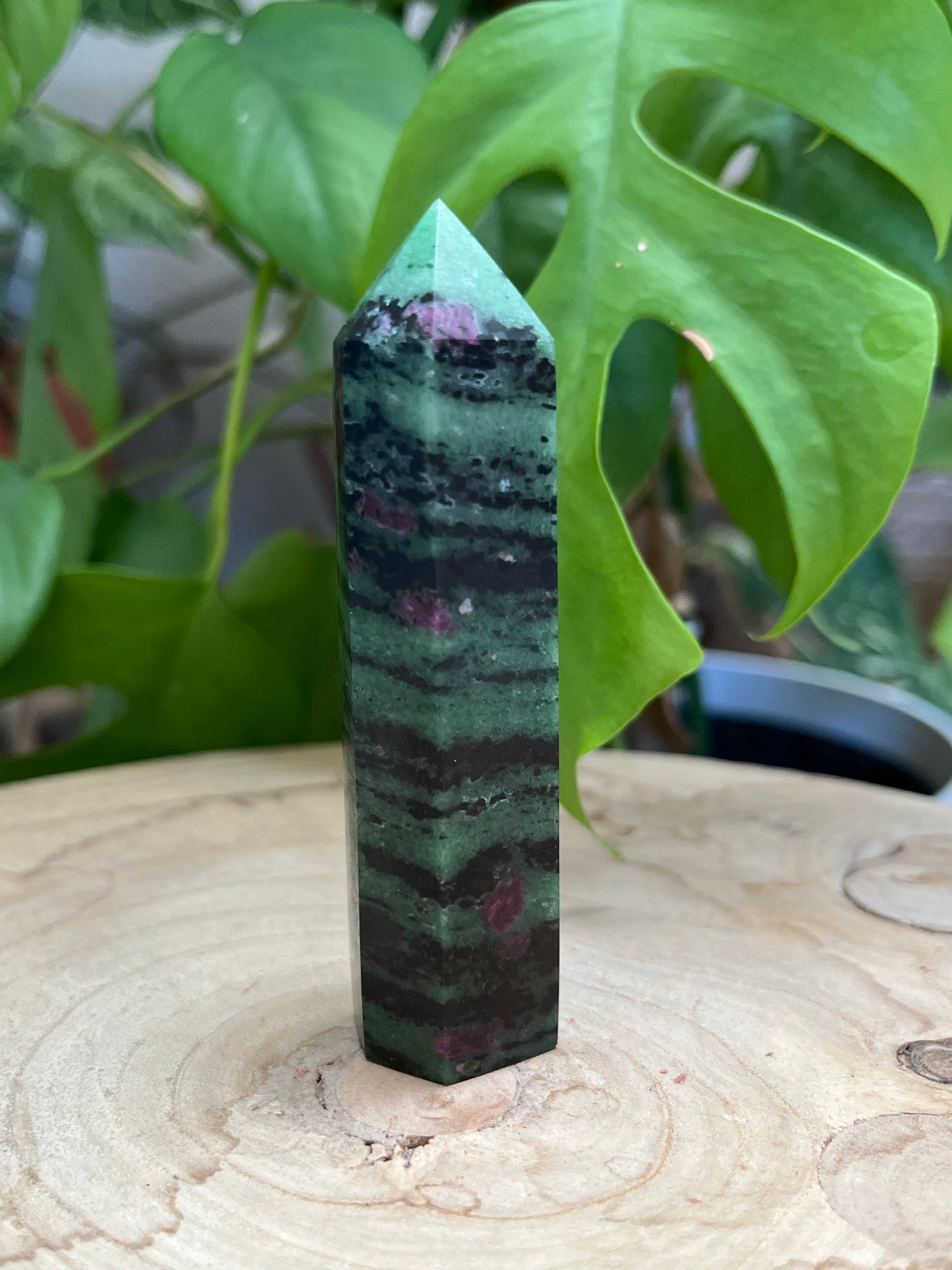 Zoisit mit Rubin Turm – Transformation, Motivation & Herzenergie