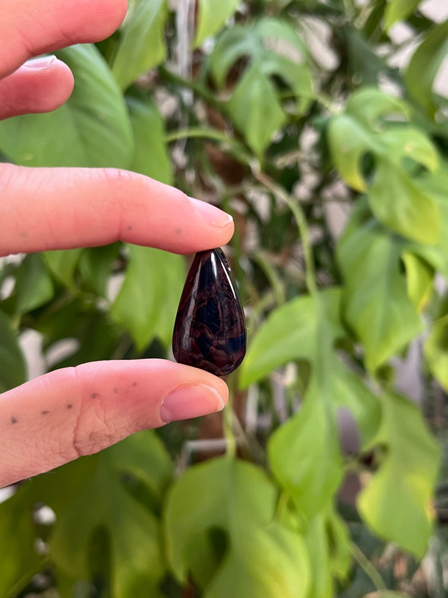 Sugilith Trommelstein gebohrt – Ausdruck & Intuition