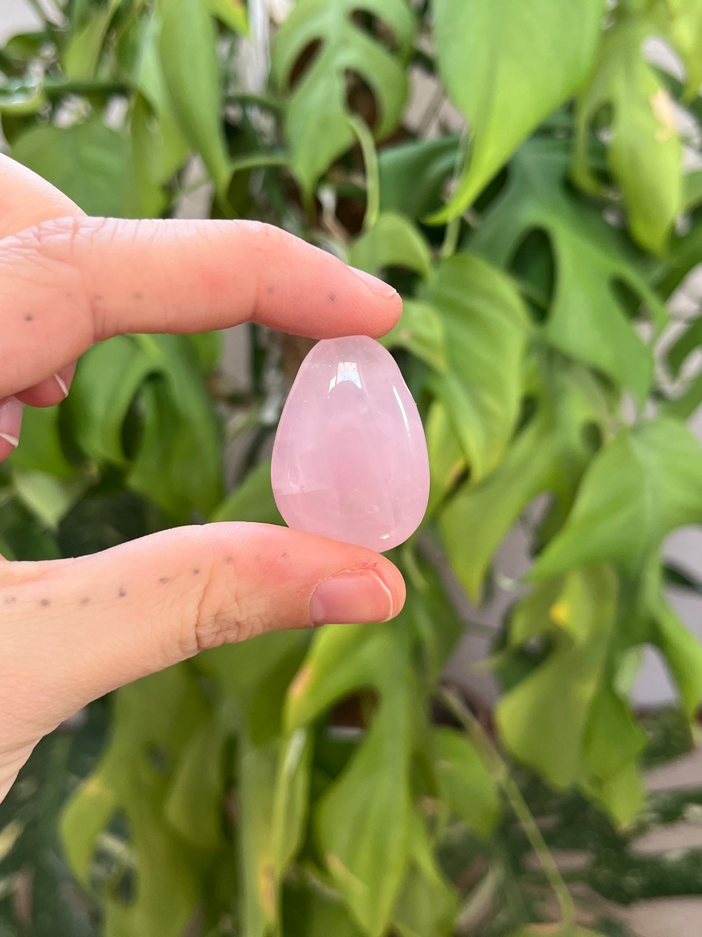 Rosenquarz Trommelstein gebohrt – Edelsteinanhänger für Liebe & Harmonie