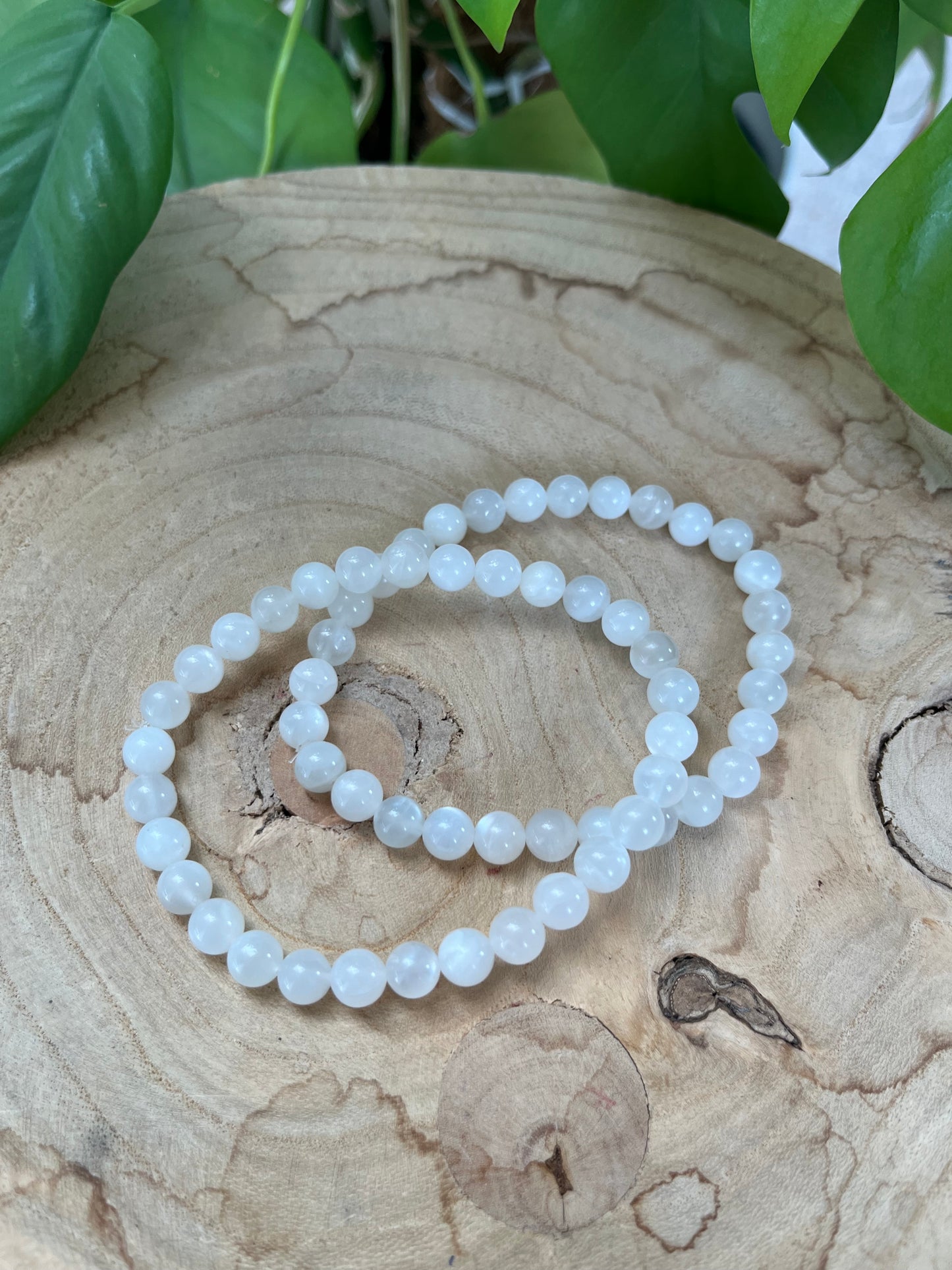 Weißer Mondstein Kugelarmband 6 mm – Edelstein Schmuck für Intuition & Harmonie