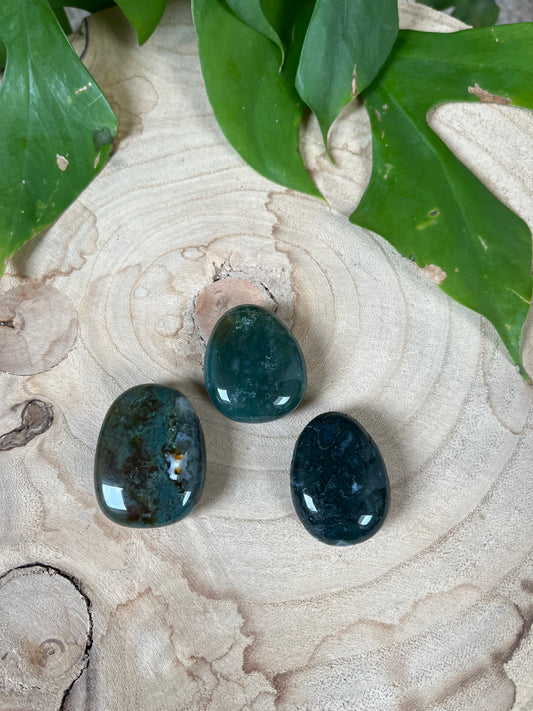 Moosachat Trommelstein gebohrt – Edelsteinanhänger für Erdung & Harmonie