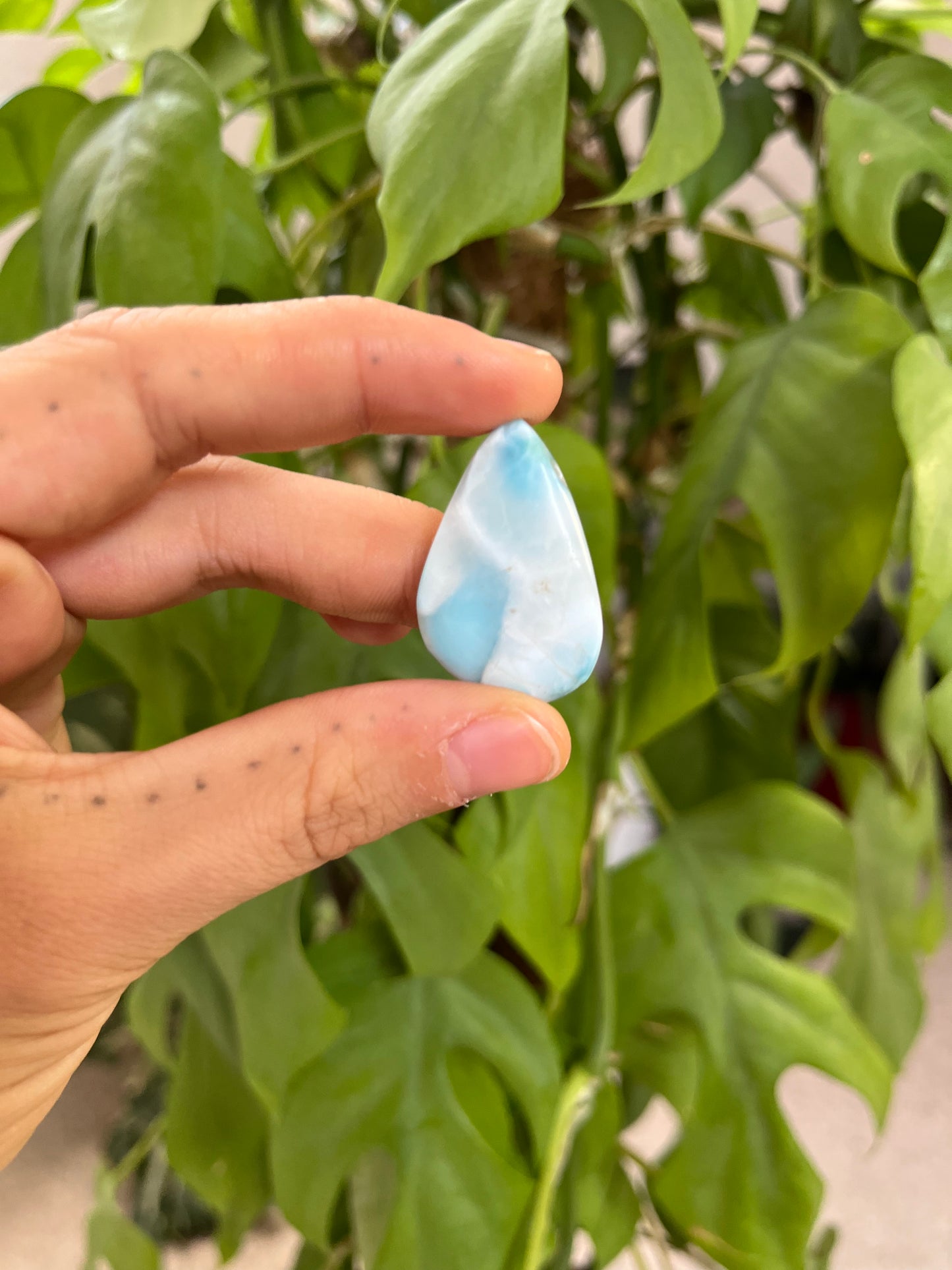 Larimar Trommelstein gebohrt mit Baumwollband – Edelsteinanhänger für Harmonie & Gelassenheit