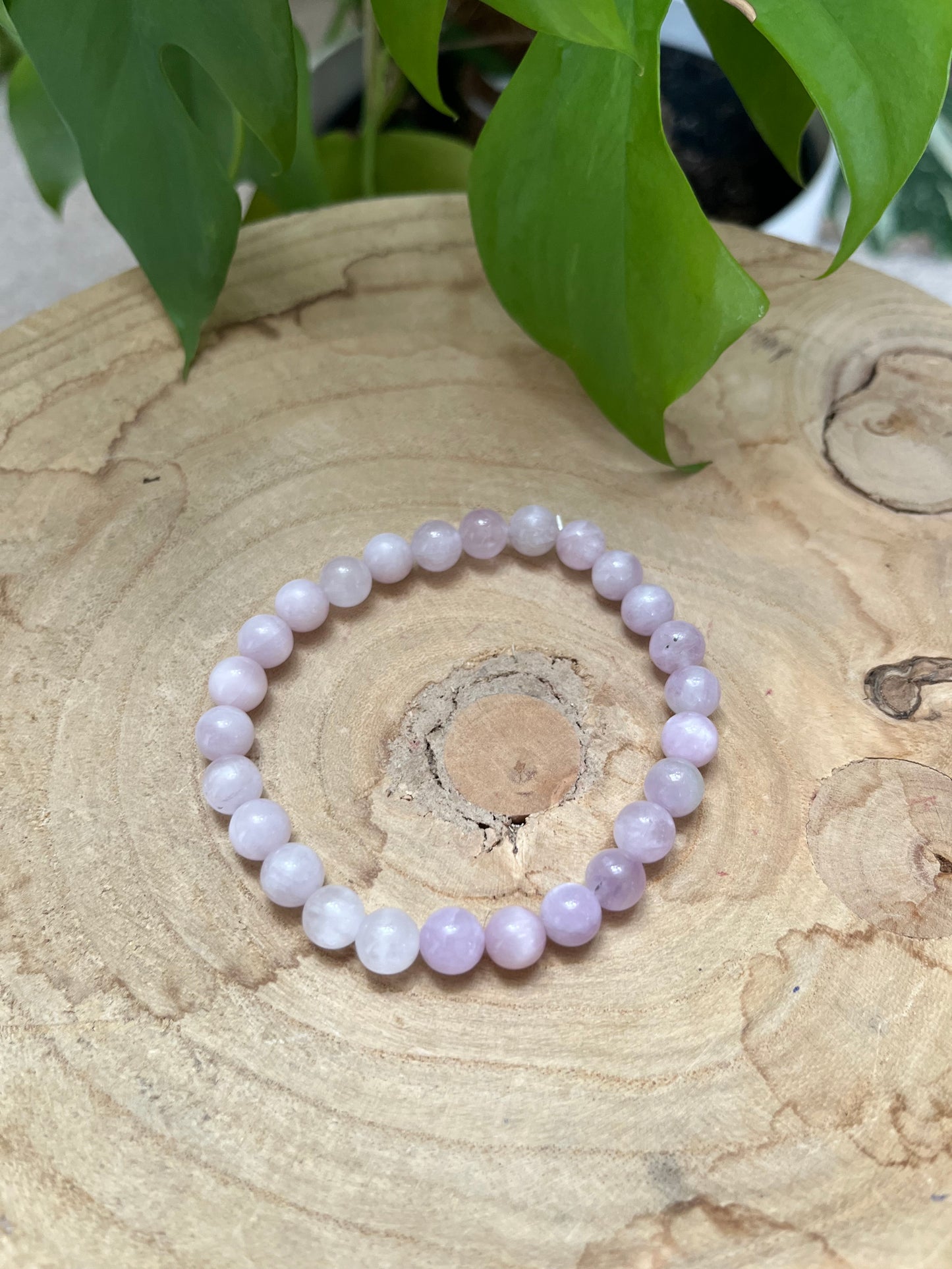 Kunzit Kugelarmband 8 mm – Edelstein Schmuck für Liebe & Gelassenheit