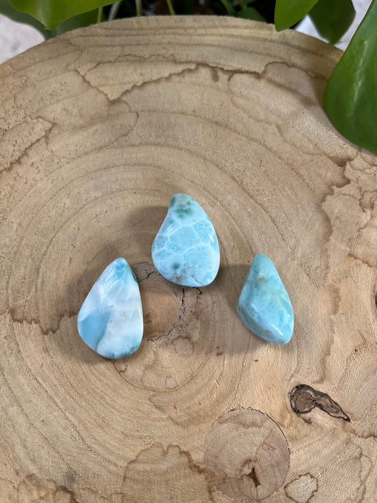 Larimar Trommelstein gebohrt mit Baumwollband – Edelsteinanhänger für Harmonie & Gelassenheit