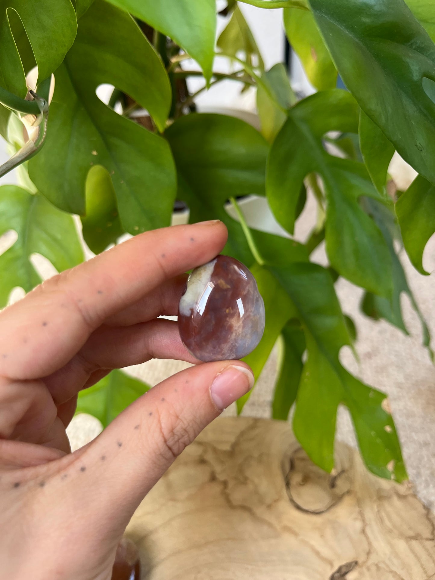 Sardonyx Trommelstein gebohrt