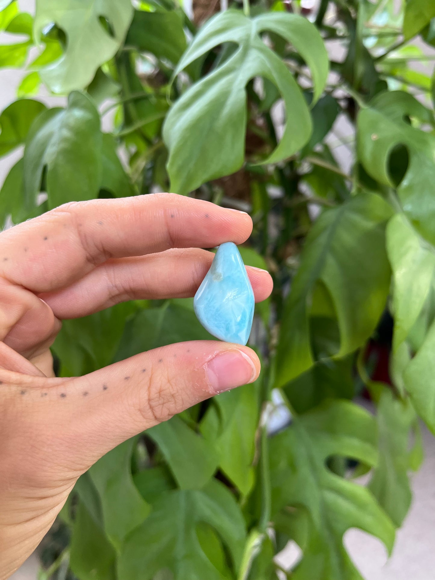 Larimar Trommelstein gebohrt mit Baumwollband – Edelsteinanhänger für Harmonie & Gelassenheit