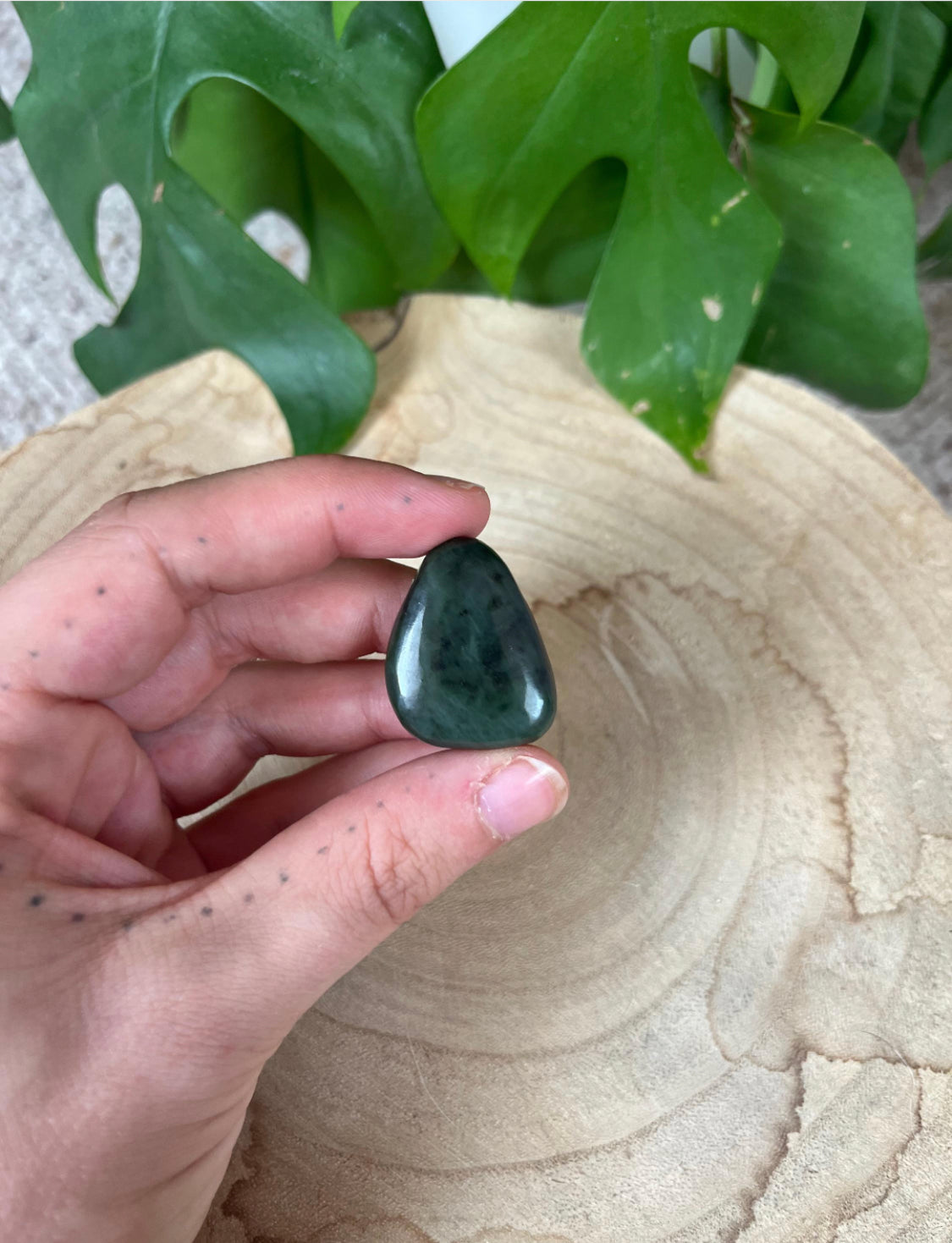 Nephrit Jade Trommlestein gebohrt