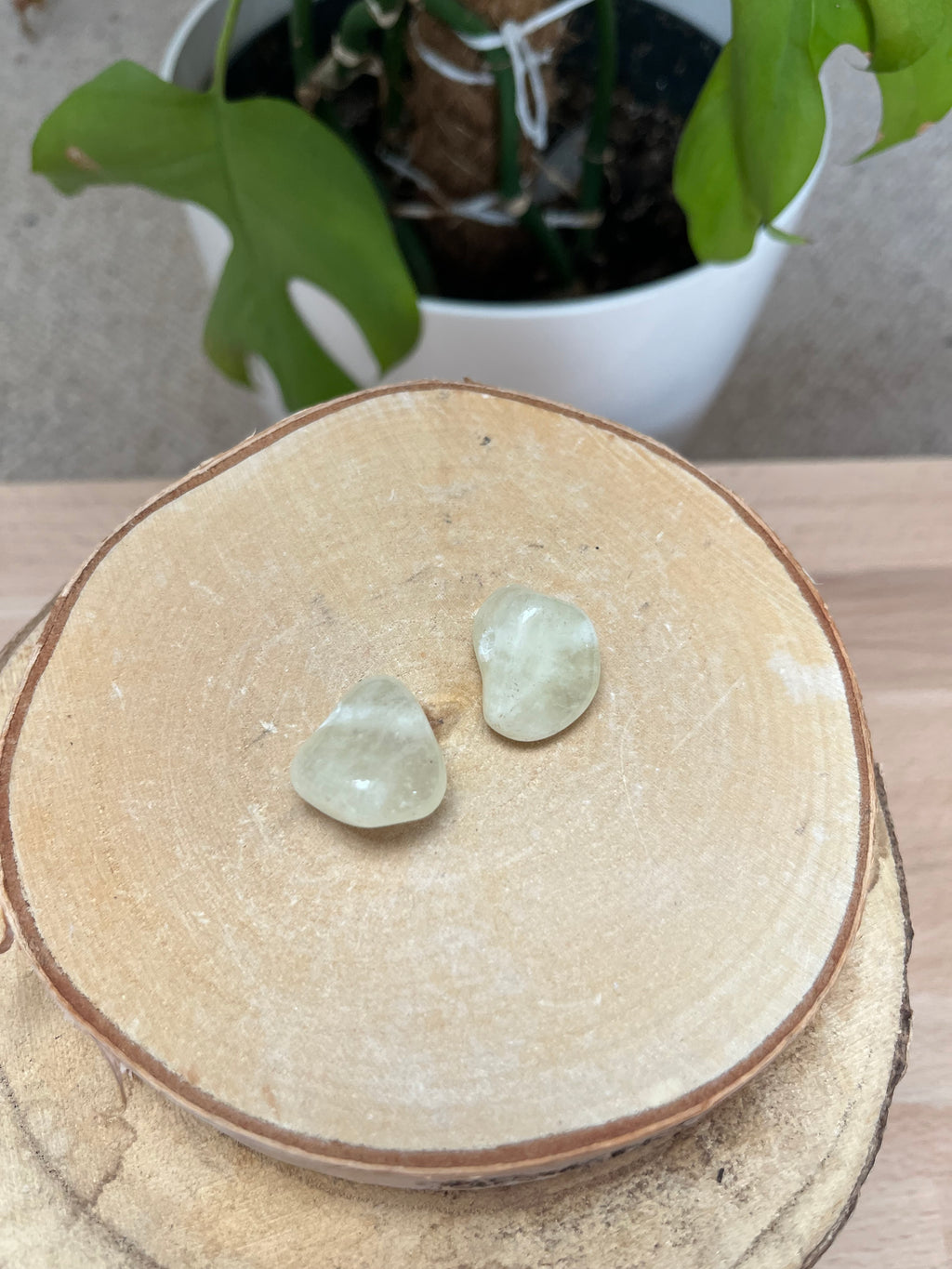 Sulfurquarz Trommelstein gebohrt