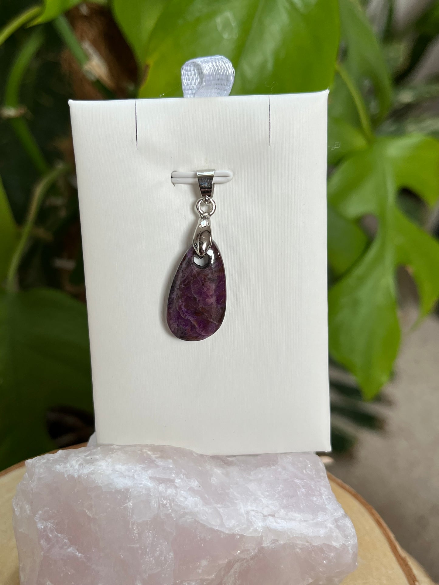 Sugilith Anhänger mit silberner Öse – ausdrucksstarker Naturstein