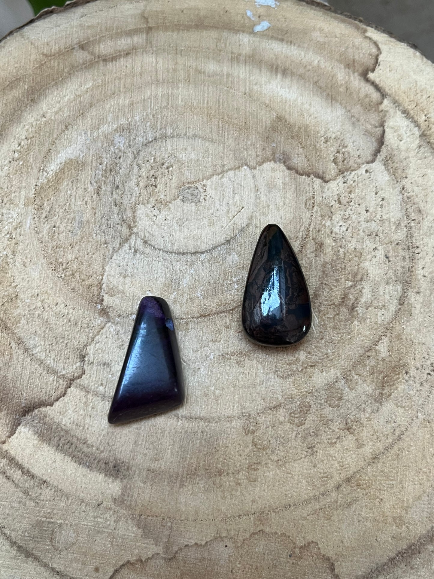 Sugilith Trommelstein gebohrt – Ausdruck & Intuition