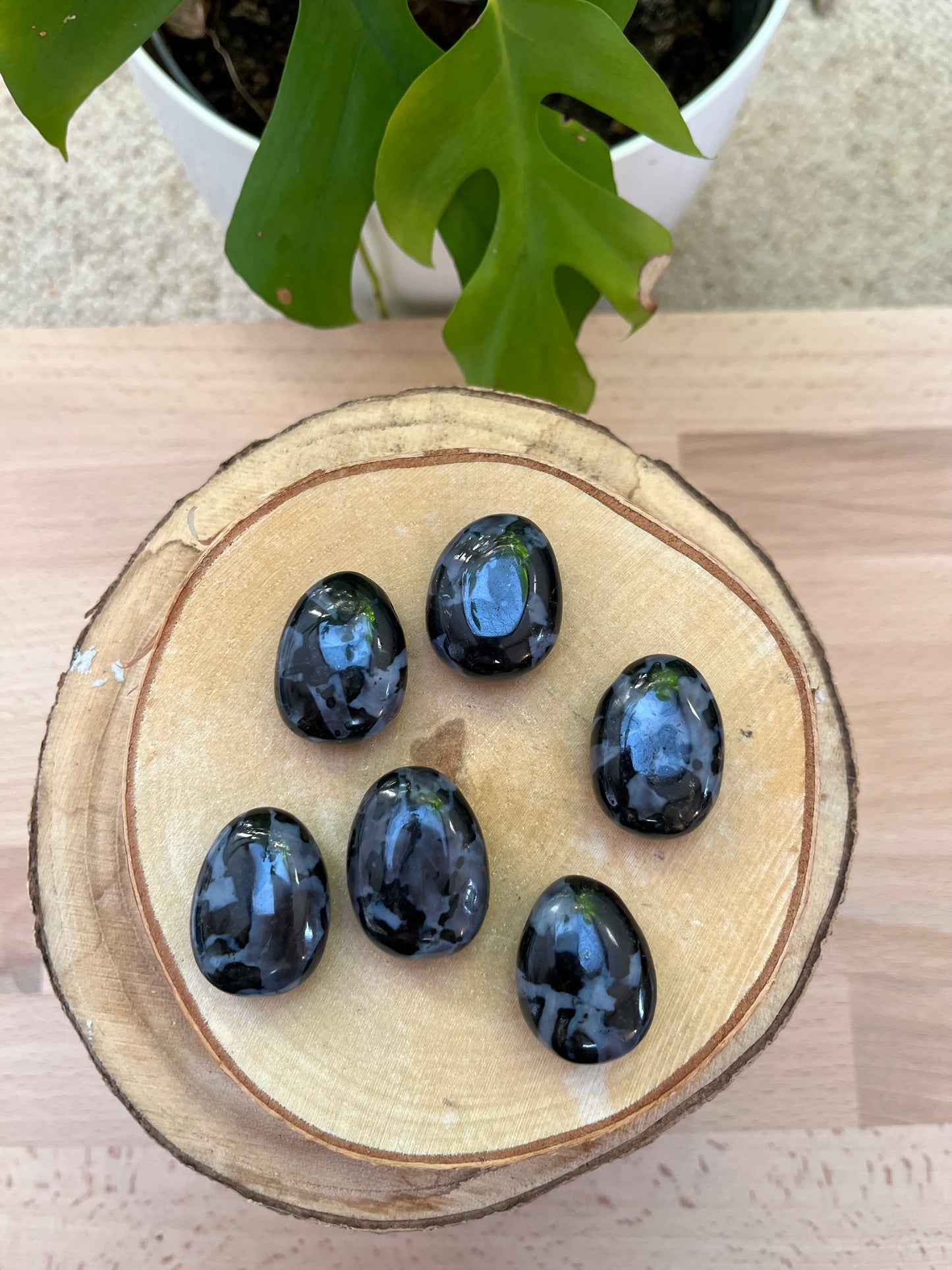 Gabbro Trommelstein gebohrt – Tiefe & Erdung