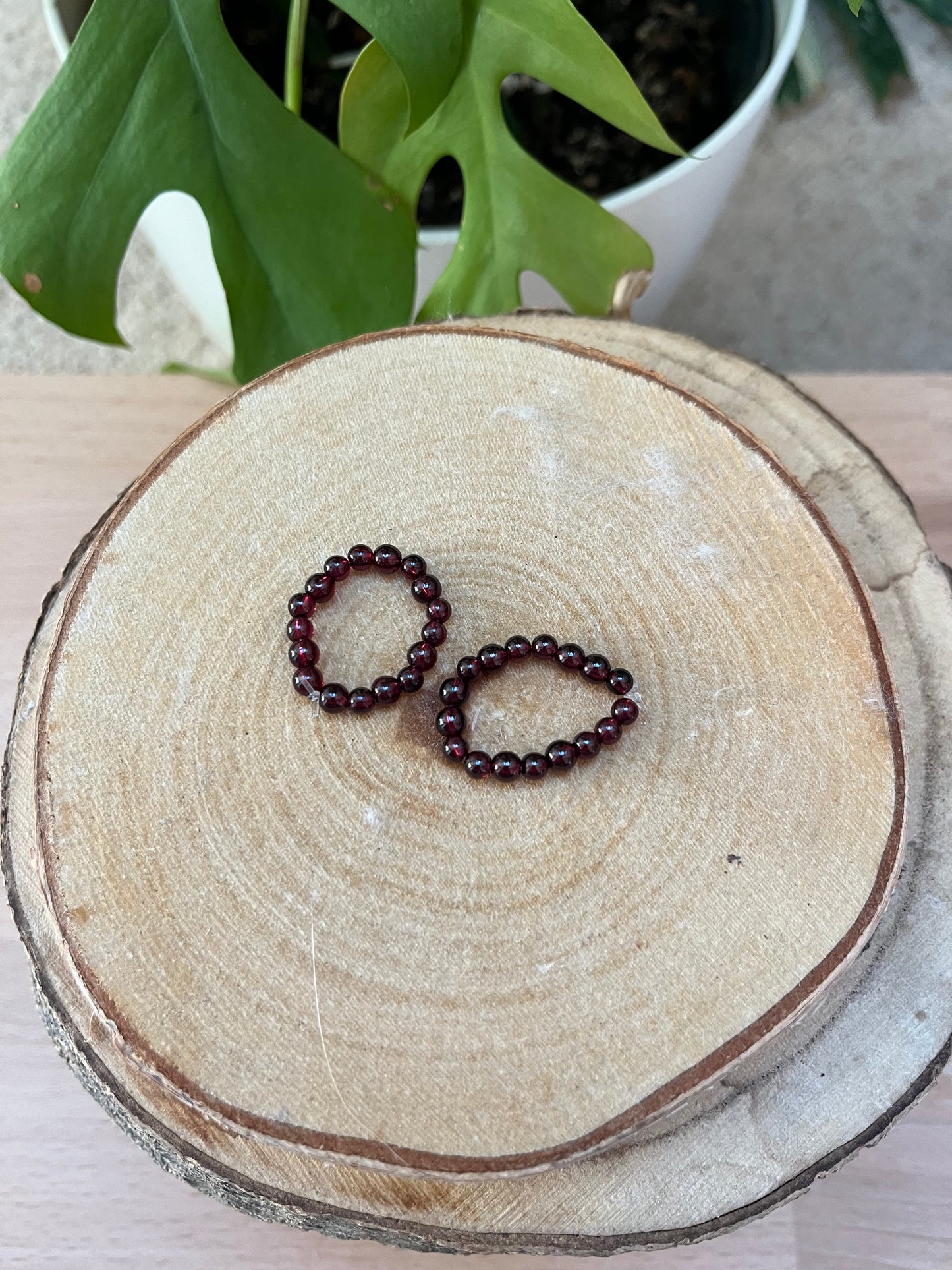 Granat Ring elastisch – 4 mm Kugeln