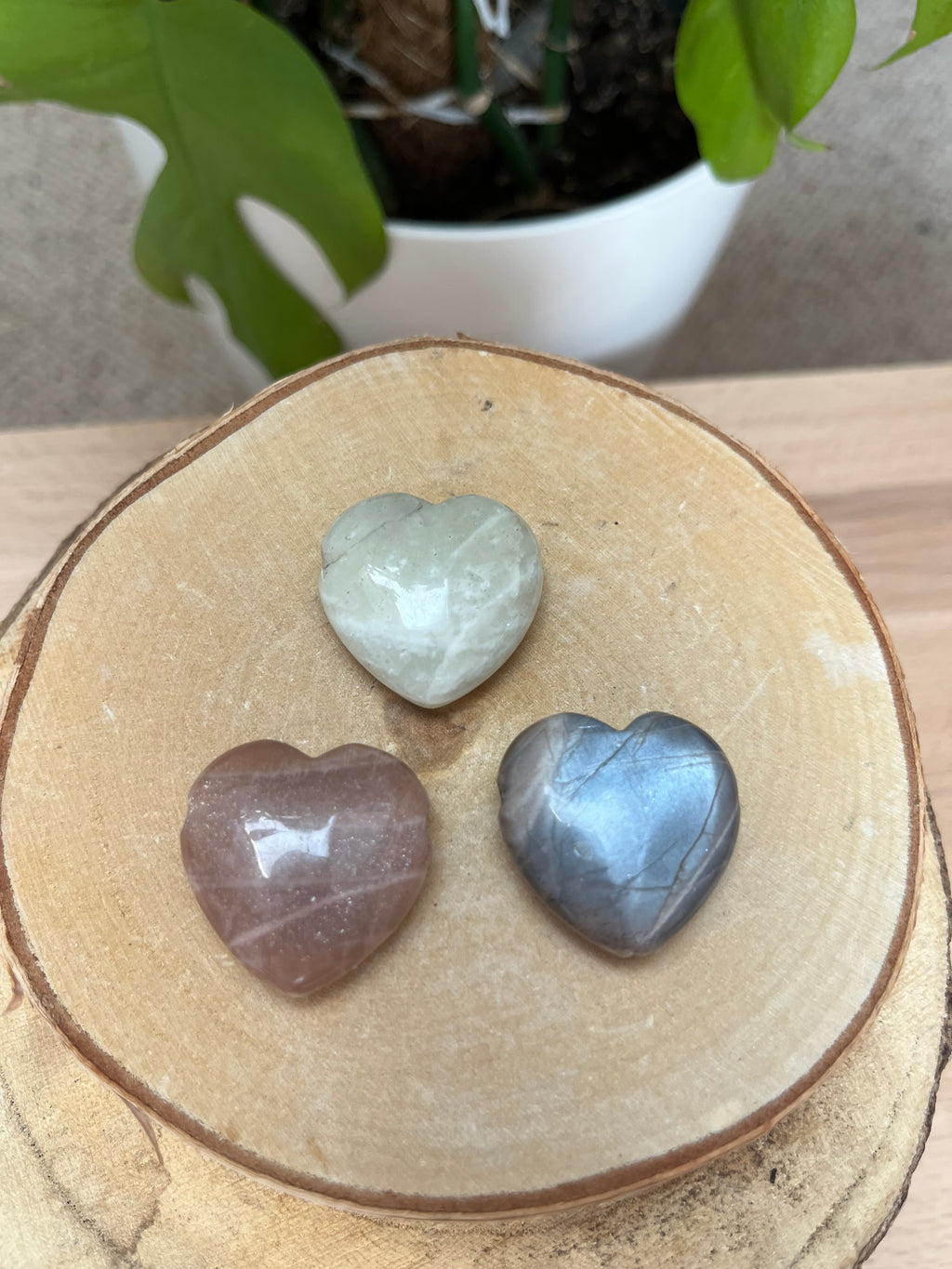 Bunter Mondstein Herzen gebohrt
