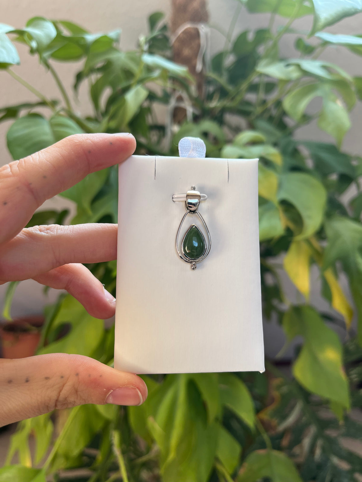 Nephrit Tropfen Anhänger 925 platinbeschichtet – Edelstein Schmuck für Balance & Schutz