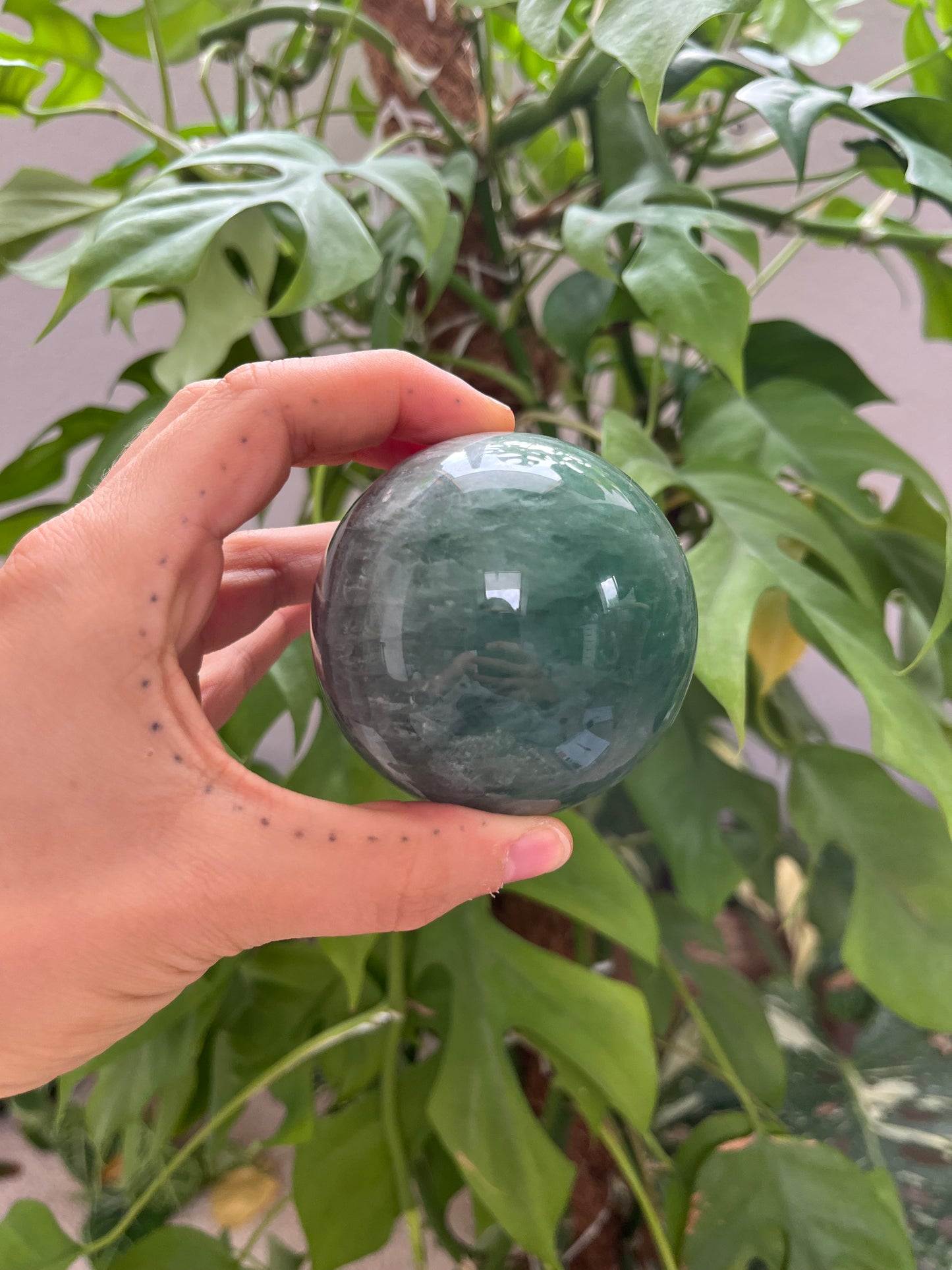 Grüne Fluorit Kugel 6,5 cm – Kristall für Klarheit & Harmonie
