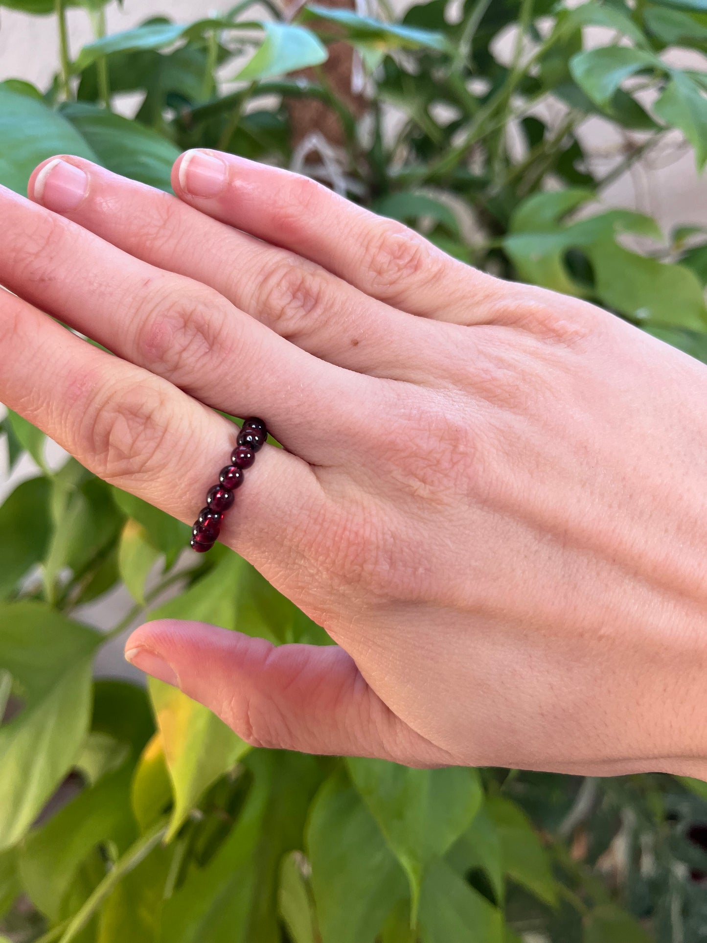 Granat Ring elastisch – 4 mm Kugeln