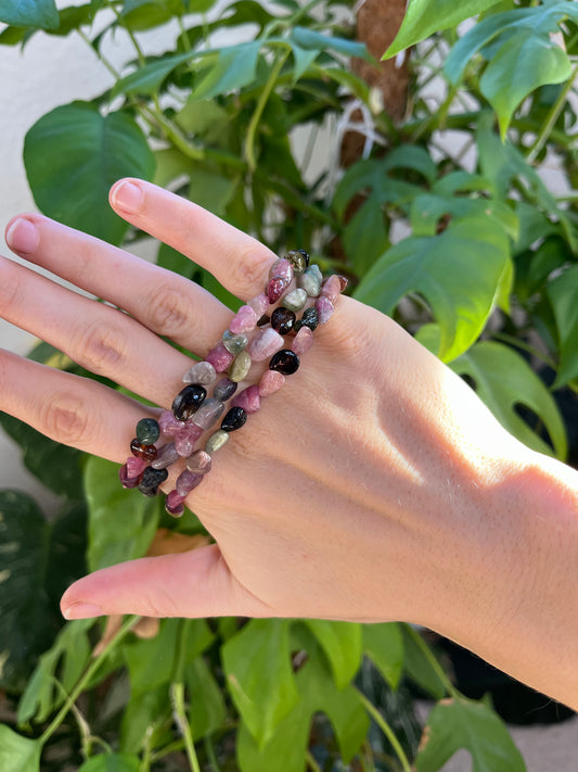 Bunter Turmalin Nugget Armband – Harmonie & innere Balance