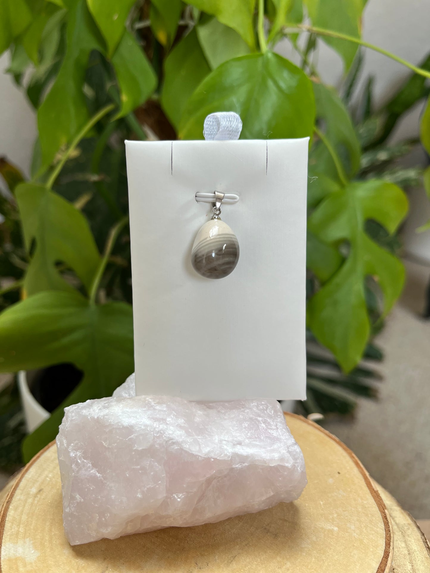 Flint Anhänger mit Stiftöse – Grauer Naturstein mit markanter Struktur