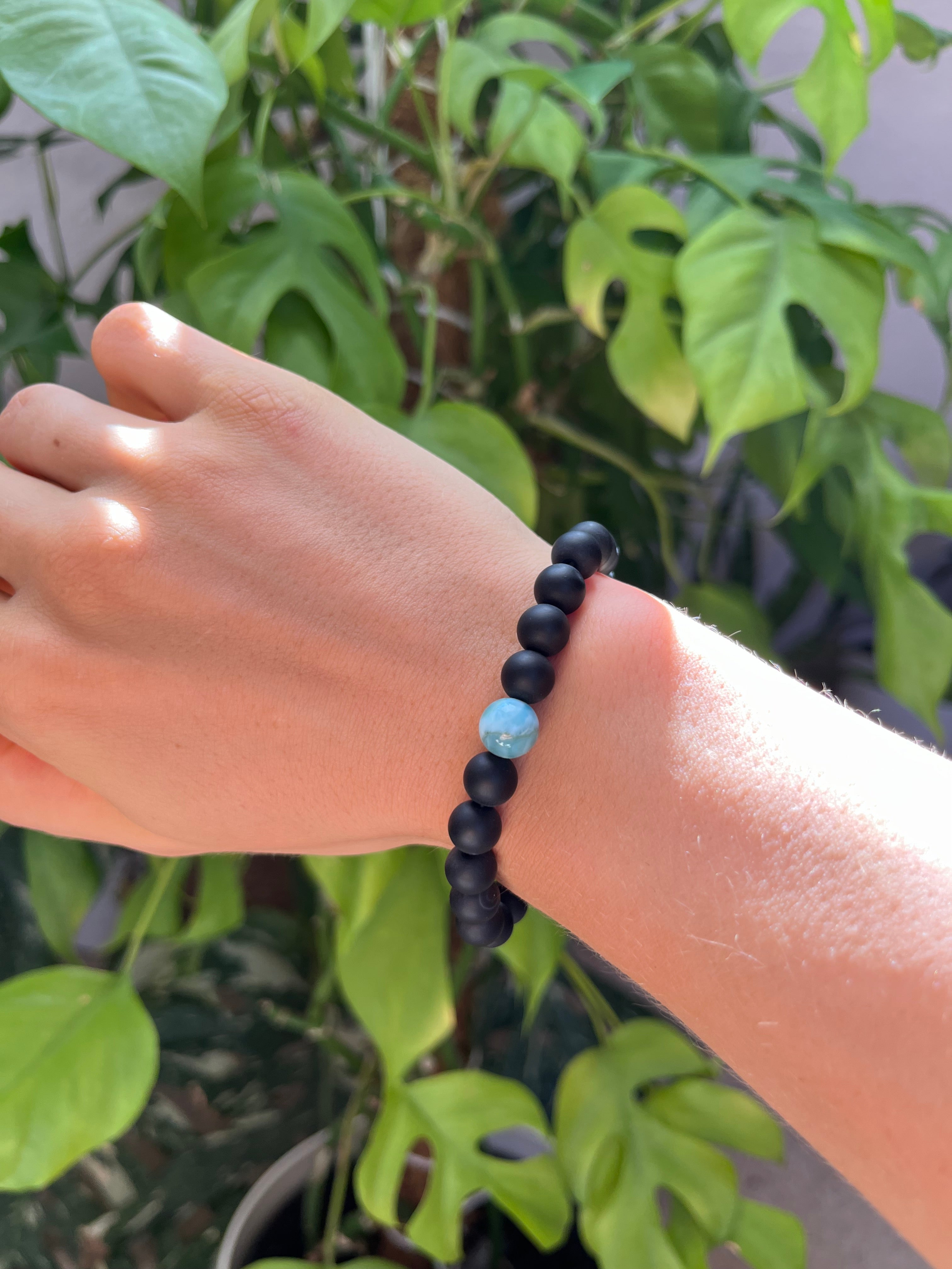 Onyx mattiert mit Larimar 8mm Kugelarmband