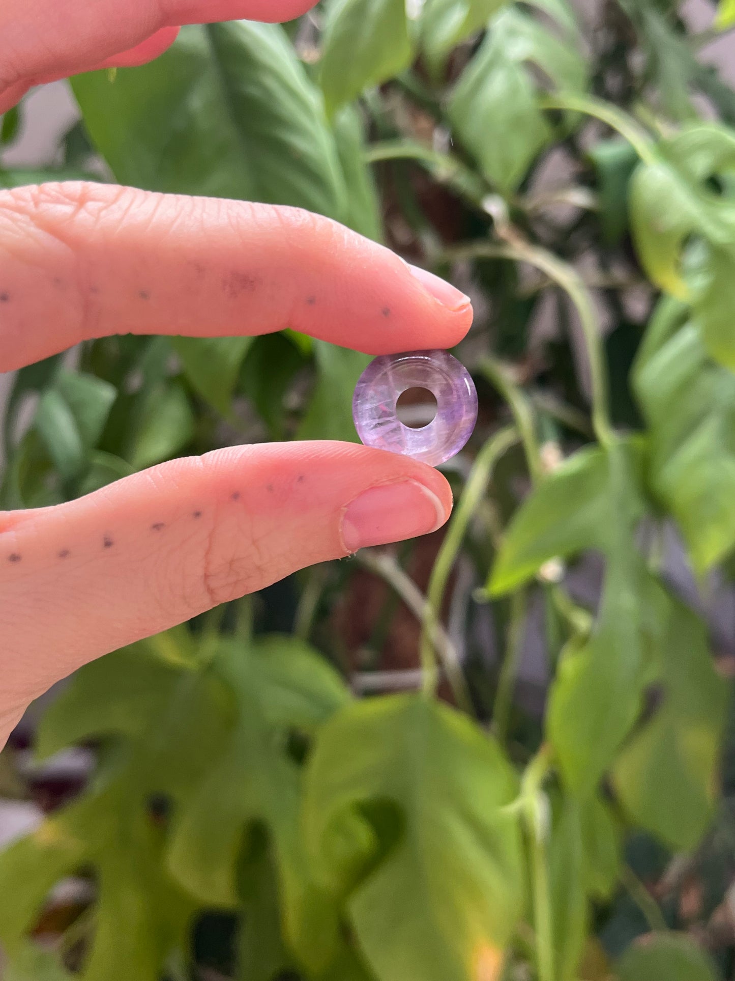 Amethyst Donut 1,5 cm – Mini Edelstein Anhänger in Violett