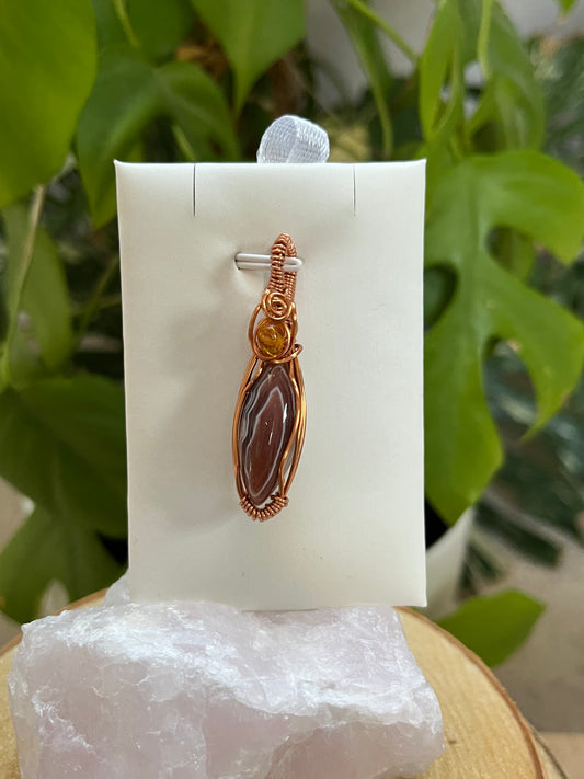 Achat Unikat-Anhänger in Kupferdraht mit kleinem Bernstein – handgemacht