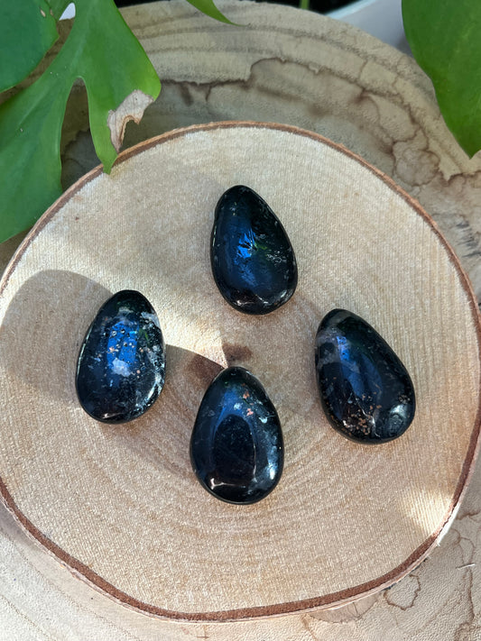 Schwarzer Turmalin Trommelstein gebohrt – Schutz & Erdung