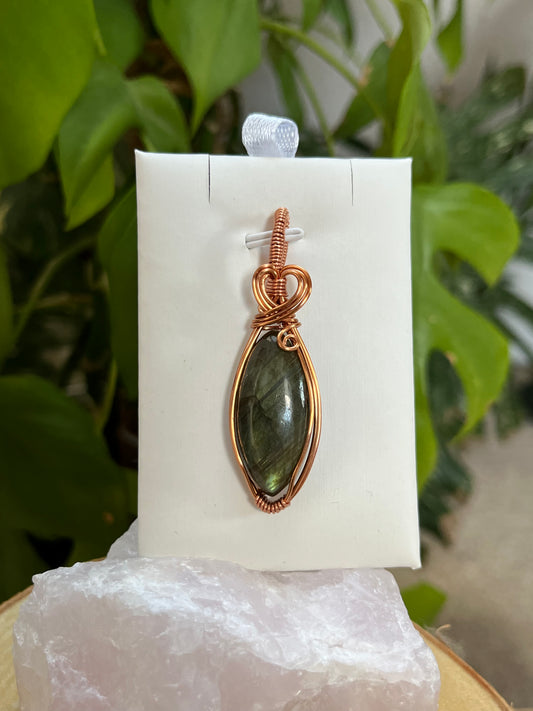 Labradorit Anhänger mit grünem Flash – handgemachtes Unikat in Kupferdraht