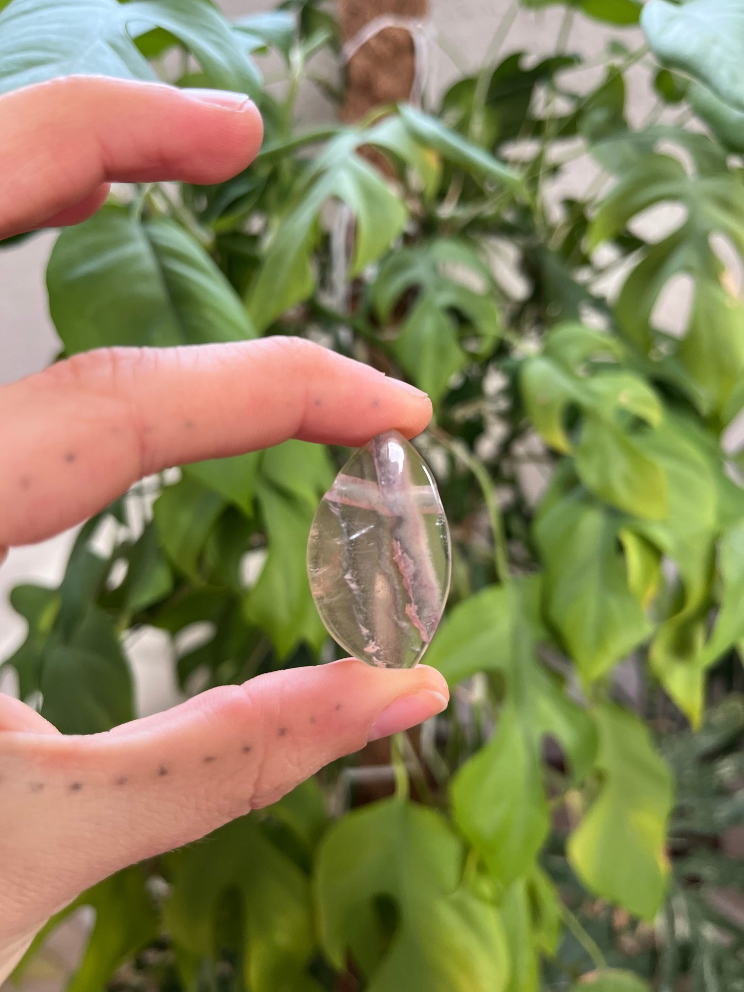 Mango Fluorit Trommelstein gebohrt – Leichtigkeit & Kreativität