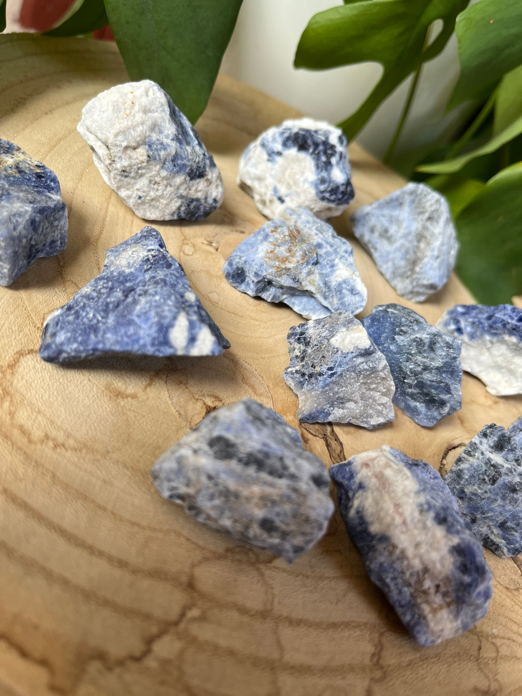 Sodalith Rohsteine – naturbelassene Edelsteine für Klarheit & Ruhe