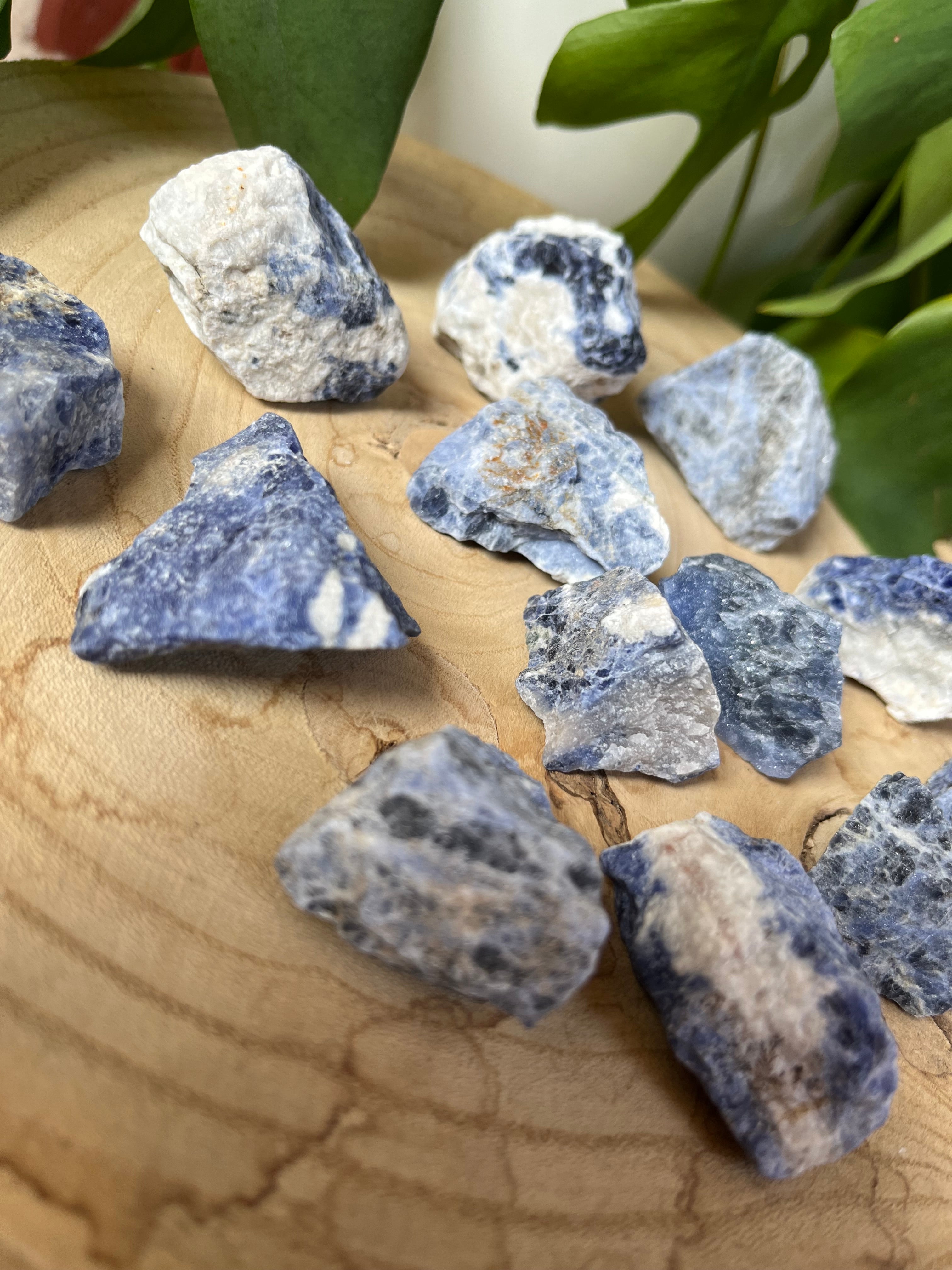 Sodalith Rohsteine – naturbelassene Edelsteine für Klarheit & Ruhe