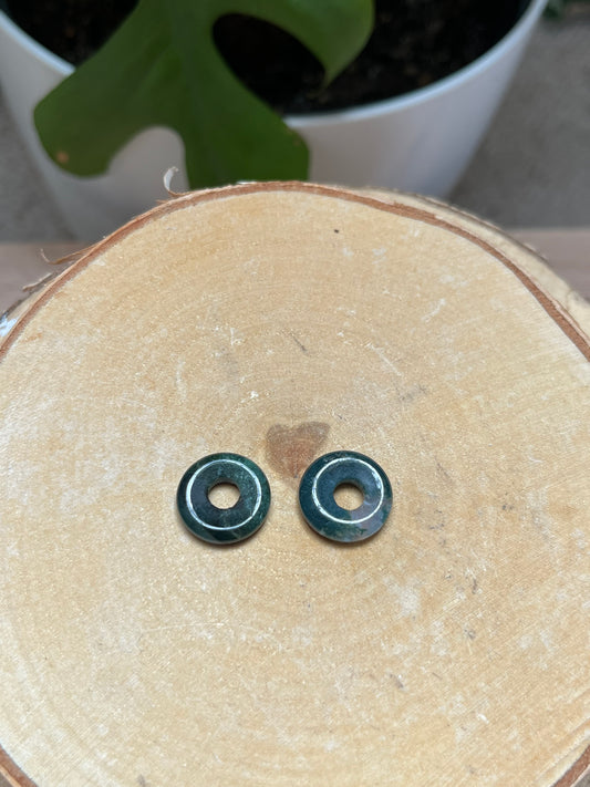 Moosachat Donut 1,5 cm – Mini Naturstein Anhänger in Grün