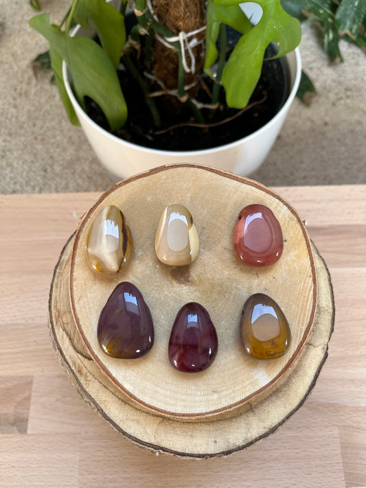 Mookait Trommelstein gebohrt – Edelstein Anhänger für Erdung & Lebensenergie