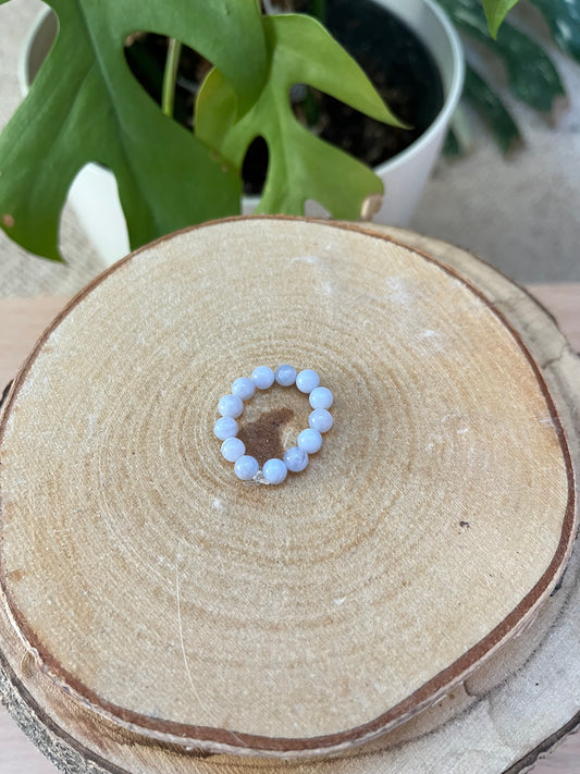 Blauer Chalcedon Ring elastisch - 5mm Kugeln