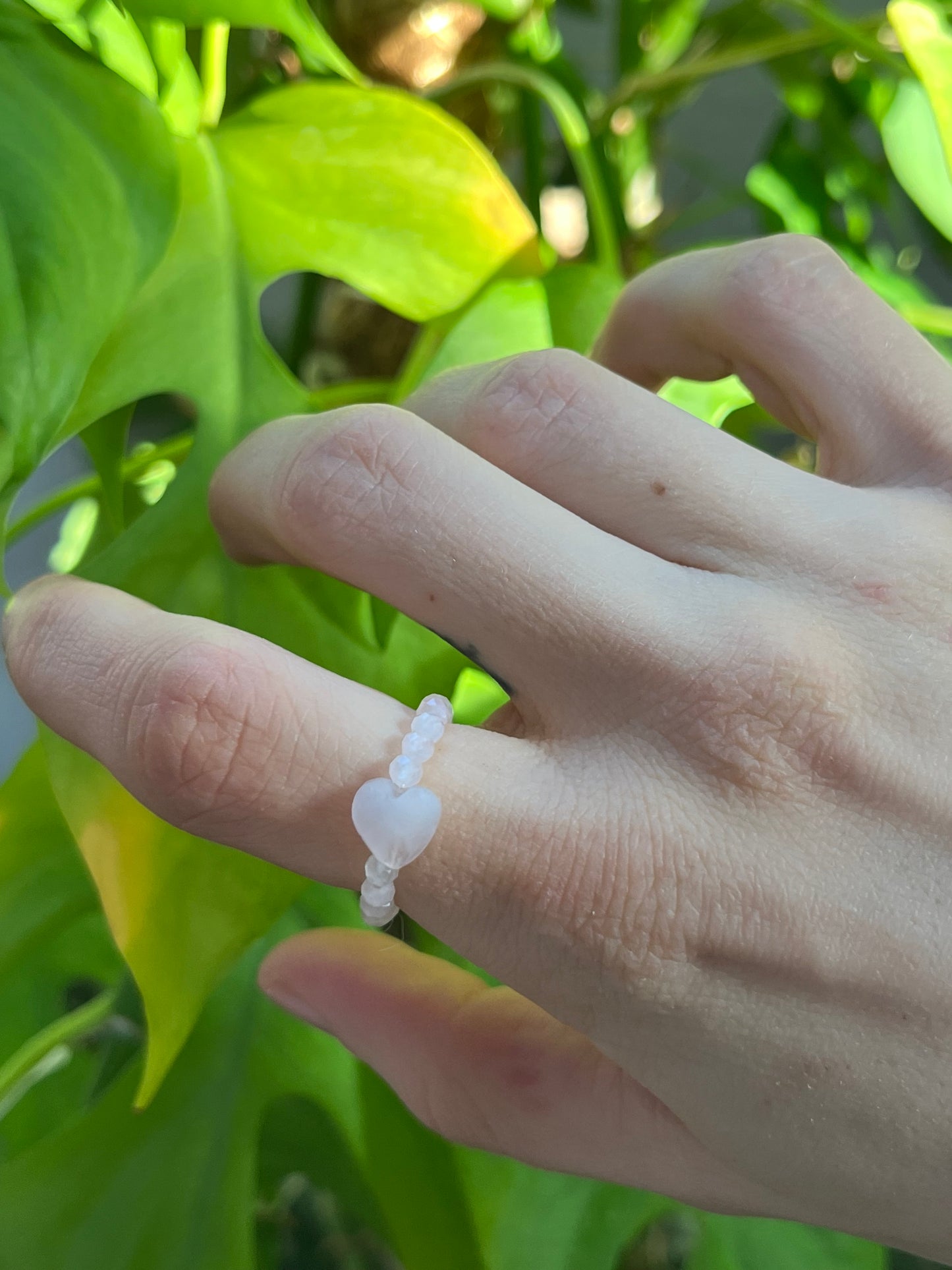 Rosenquarz Ring facettiert – elastisch mit Herz | zart & feminin