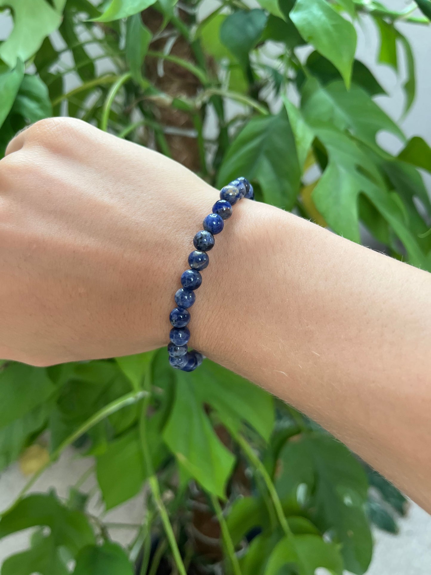 Sodalith Kugelarmband – für Klarheit & Selbstvertrauen