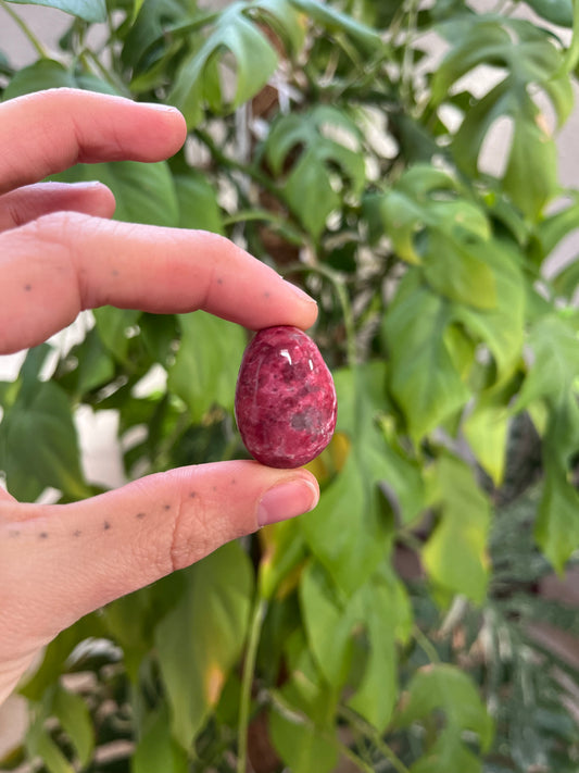 Thulit Trommelstein gebohrt – Ausdruck & Lebensfreude