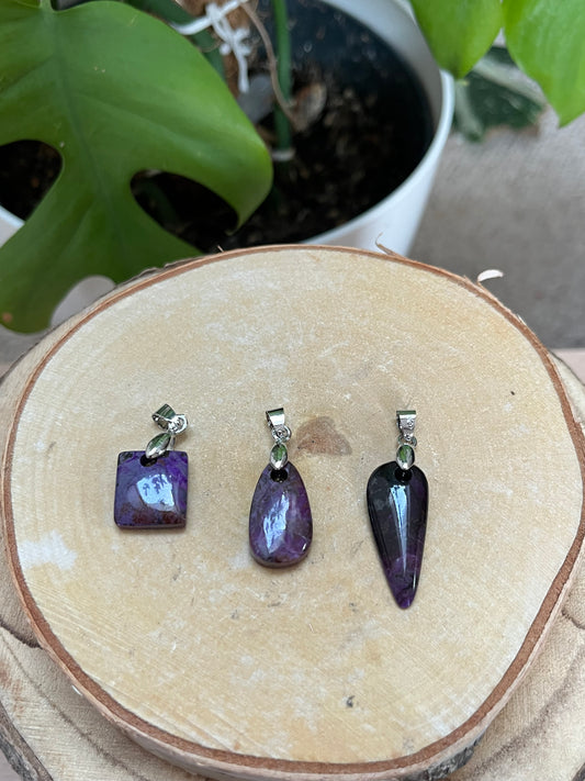 Sugilith Anhänger mit silberner Öse – ausdrucksstarker Naturstein