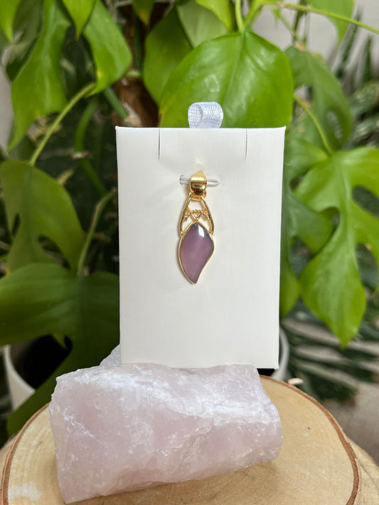 Lila Chalcedon Anhänger gefasst 925 Silber vergoldet