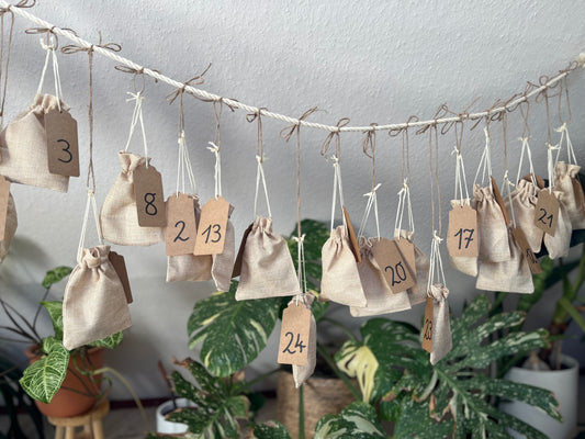 Edelstein Adventskalender – 24 Jutesäckchen mit Kristallen, Schmuck & Überraschungen