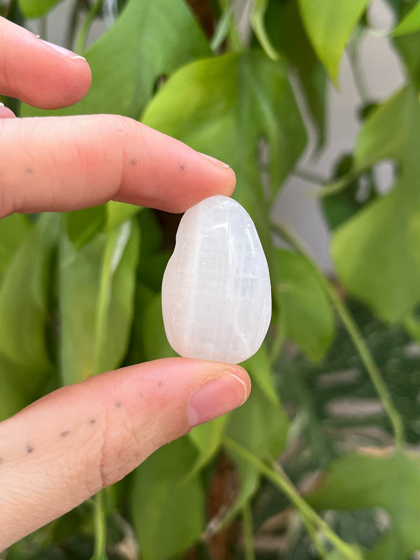 Pink Calcit gebohrter Trommelstein – Edelstein Anhänger für Selbstliebe & Herzchakra