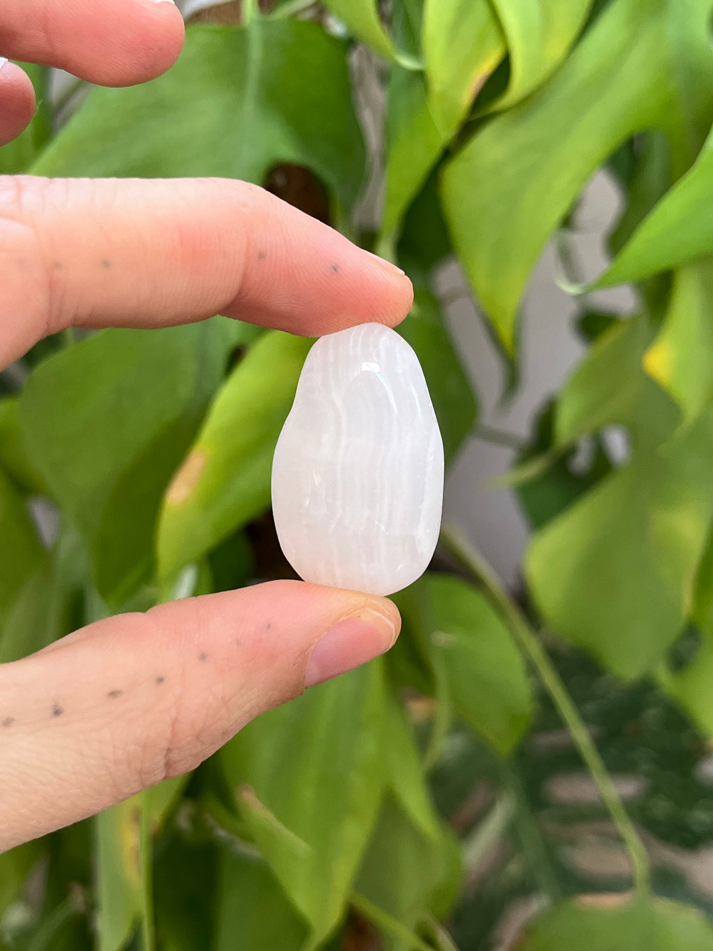 Pink Calcit gebohrter Trommelstein – Edelstein Anhänger für Selbstliebe & Herzchakra