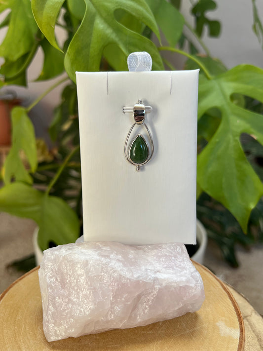 Nephrit Tropfen Anhänger 925 platinbeschichtet – Edelstein Schmuck für Balance & Schutz